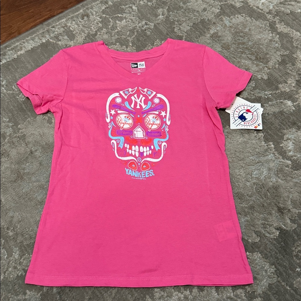 NEW YORK YANKEES New Era Pink Yankees Skull GIRLS Tee. NWT SIZE 10-12 (girls)